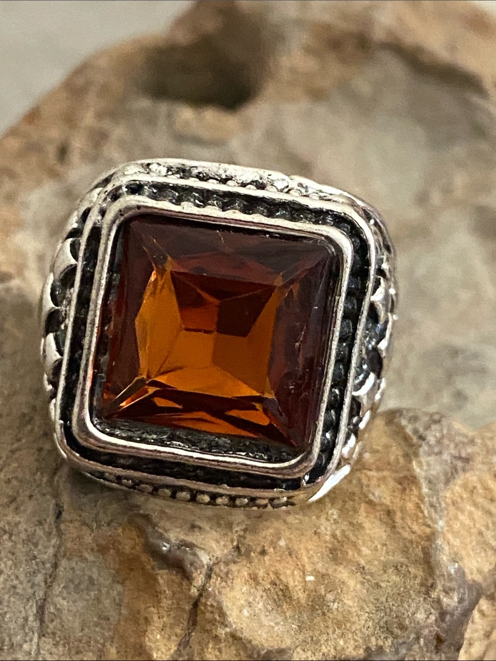 5/$10❤️❤️❤️NEW Vintage-Style Faceted Amber Resin Ring